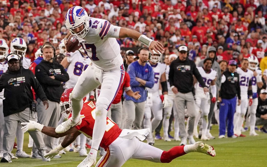 NFL, American Football Herren, USA Buffalo Bills at Kansas City Chiefs Oct 16, 2022 Kansas City, Missouri, USA Buffalo Bills quarterback Josh Allen 17 leaps over Kansas City Chiefs linebacker Nick Bol ...