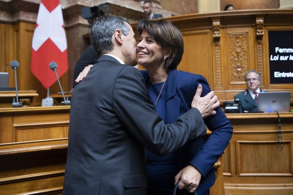 Bundesrat Ignazio Cassis, links, und Bundesraetin Doris Leuthard, rechts, begruessen sich an der Herbstsession der Eidgenoessischen Raete, am Donnerstag, 27. September 2018 im Nationalrat in Bern. (KE ...