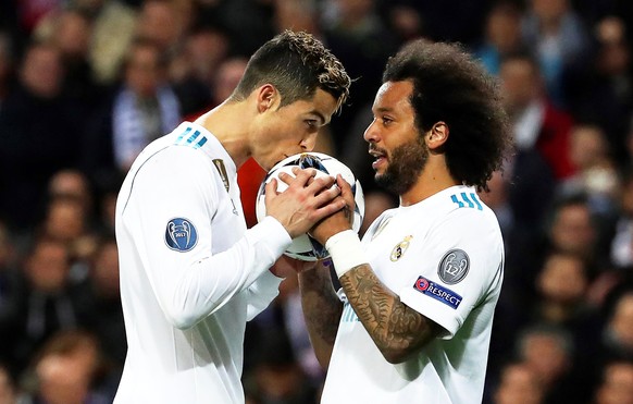 epa06525740 Real Madrid&#039;s Cristiano Ronaldo (L) celebrates with his teammate Marcelo (R) after scoring the 1-1 equalizer from the penalty spot during the UEFA Champions League round of 16, first  ...