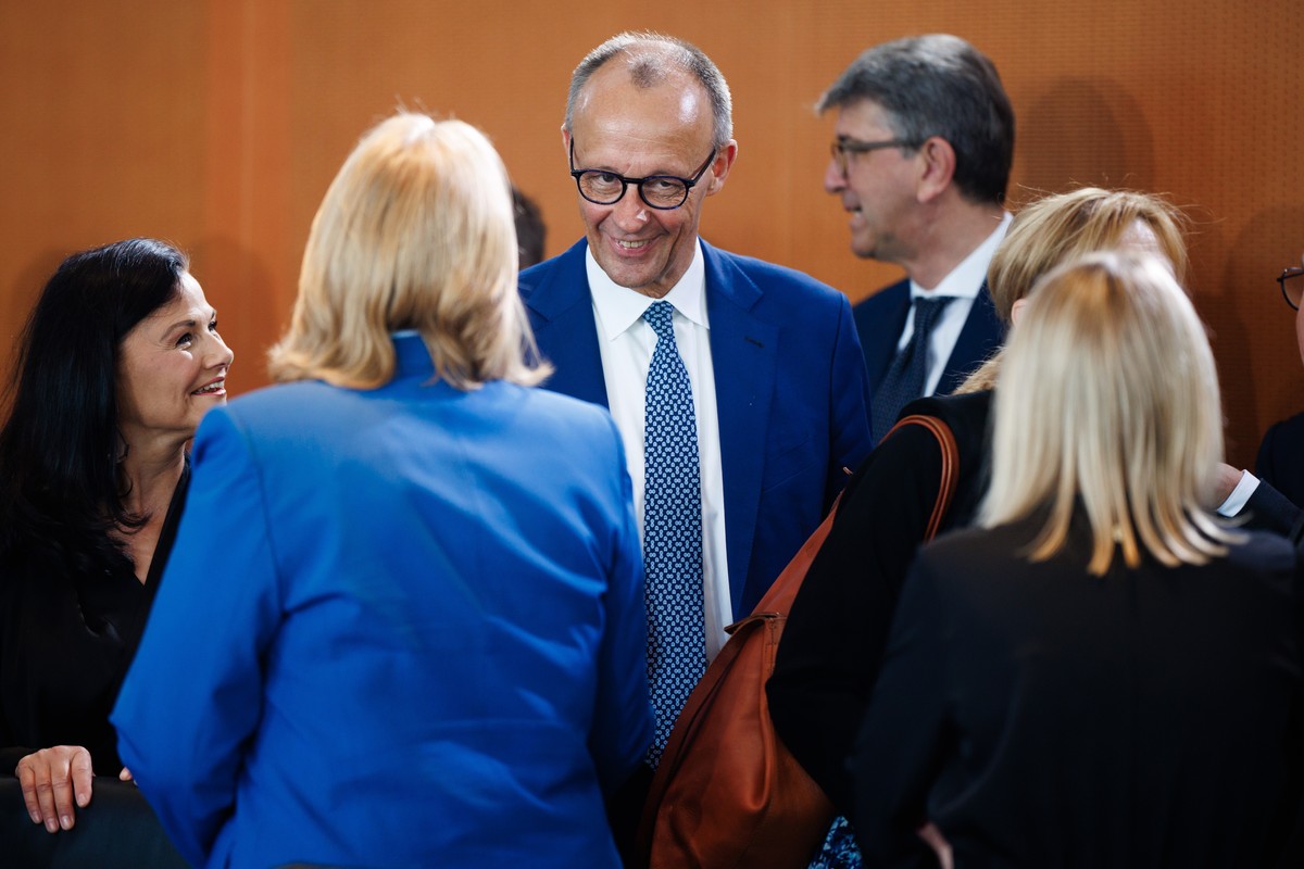 epa12154323 (L-R) Parliamentary State Secretary to the Federal Minister for Economy and Energy Gitta Connemann, German Labour Minister Baerbel Bas, German Chancellor Friedrich Merz, German State Cultu ...