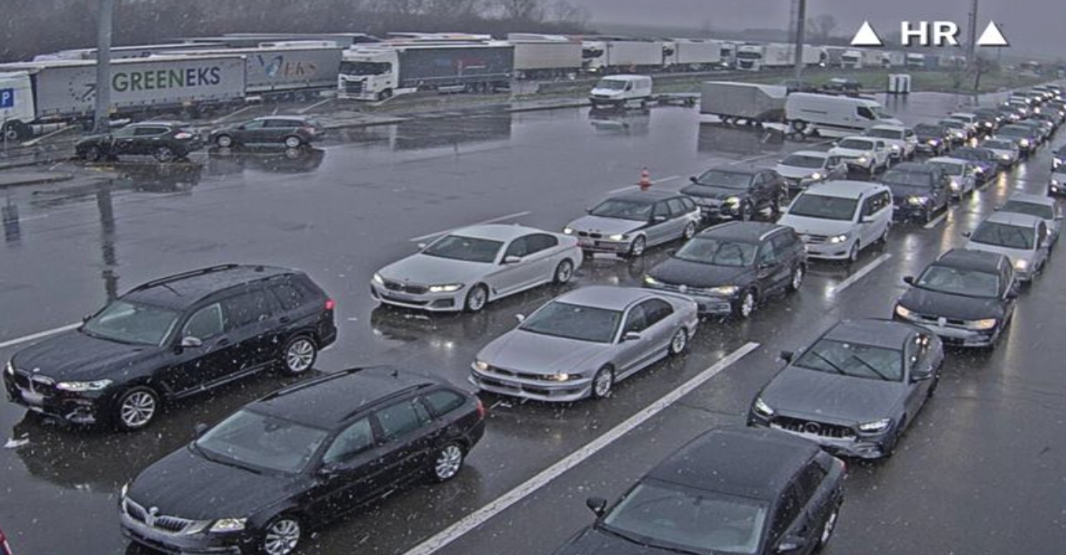 Autos stauten sich am Sonntag beim Grenzübergang Bajakovo zwischen Kroatien und Serbien.