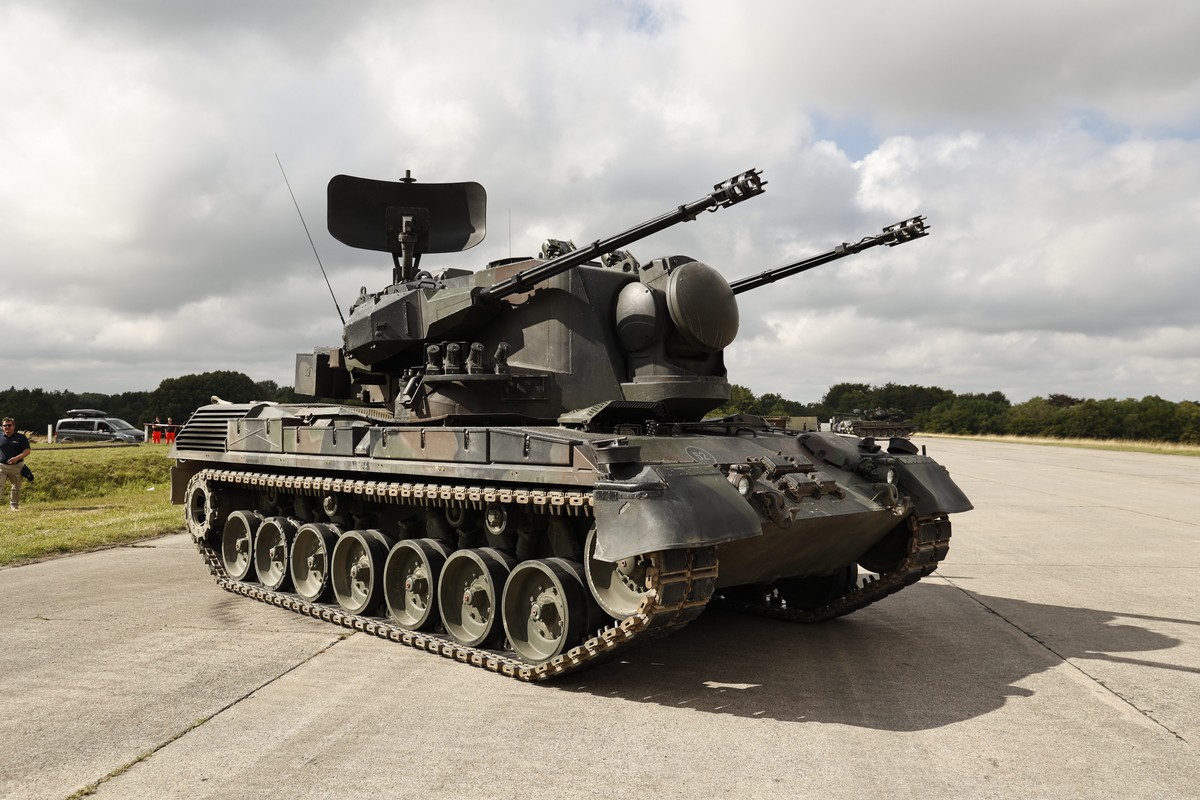 epa10137713 An anti-aircraft gun tank Gepard during Chancellor Scholz's visit to a training facility of the arms-maker Krauss-Maffei Wegmann at the Putlos military training area in Oldenburg in H ...