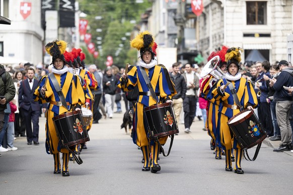 KEYPIX - Mitglieder des Musikkorps der Paepstlichen Schweizergarde defilieren durch die Strassen, beim Eidgenoessischen Musikfest, am Samstag, 16. Mai 2026 in Biel/Bienne. (KEYSTONE/Anthony Anex)