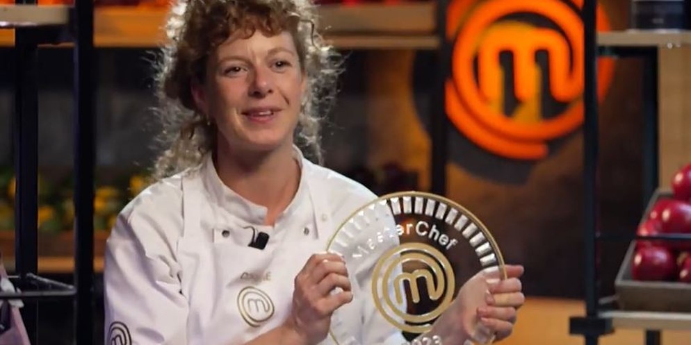 Corinne Venegas aus Zürich überzeugt Caminada &amp; Co. und gewinnt die Kochshow «MasterChef Schweiz». Die gelernte Dekorationsgestalterin hat mit ihrem Können die Jury um den Kochfinger gewickelt – i ...