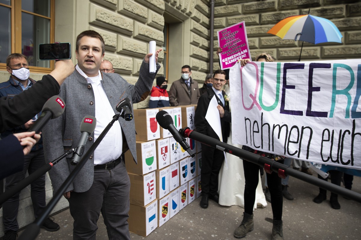 Demonstranten, rechts, protestieren waehrend der Rede von Anian Liebrand, Koordinator Referendumskomitee, links, bei der Einreichung der Unterschriften fuer das Referendum "Nein zur Ehe fuer alle ...