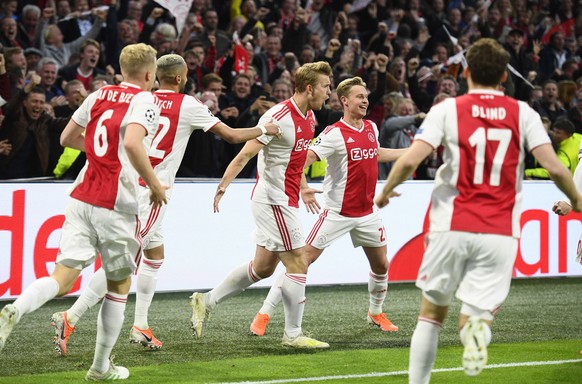epa07556452 Matthijs de Ligt of Ajax (C) celebrates with teammates after scoring the 1-0 goal during the UEFA Champions League semi final, second leg soccer match between Ajax Amsterdam and Tottenham Hotspur in Amsterdam, The Netherlands, 08 May 2019.  EPA/OLAF KRAAK