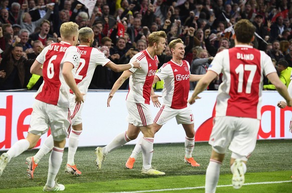 epa07556452 Matthijs de Ligt of Ajax (C) celebrates with teammates after scoring the 1-0 goal during the UEFA Champions League semi final, second leg soccer match between Ajax Amsterdam and Tottenham  ...