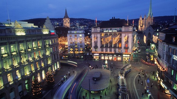 Blick auf den Paradeplatz in Zuerich, aufgenommen am Montag, 11. Dezember vom Gebaeude der UBS aus. Links im Bild die Credit Suisse. Zum letzten Mal haengt in diesem Jahr die traditionelle Weihnachstb ...