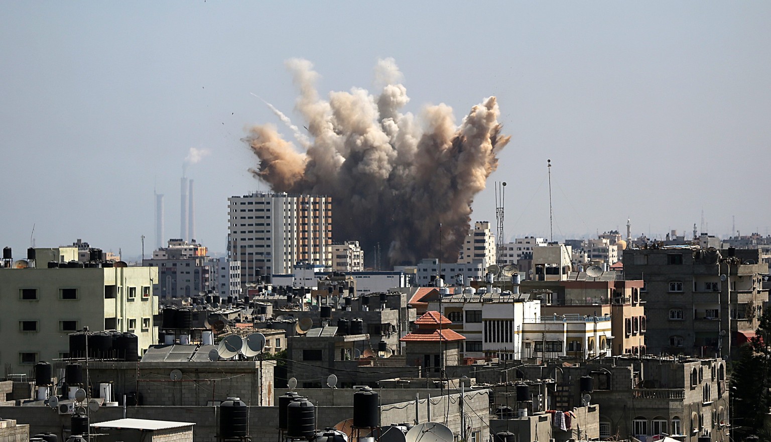 Eine israelische Bombe schlägt in Gaza City ein.