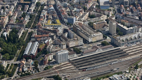 Die Stadt Biel mit Bahnhof am Donnerstag, 9. August 2012. (KEYSTONE/Alessandro Della Bella)