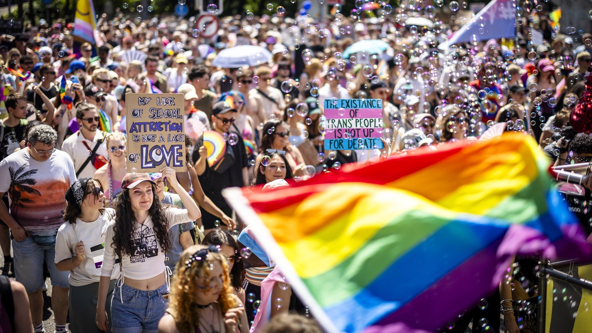 KEYPIX - People take part in the Zurich Pride parade in Zurich, Switzerland, on Saturday, June 21, 2025. (KEYSTONE/Michael Buholzer)