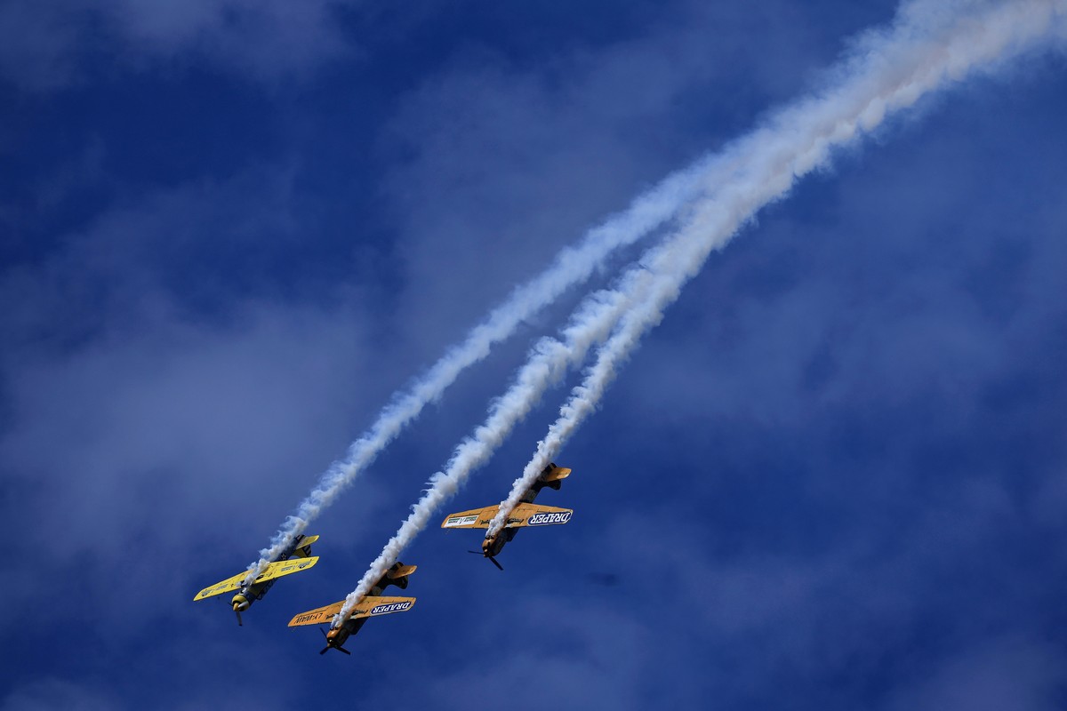 epa11576039 Romanian pilots from Aerobatic Yakers formation perform an aerobatic exercise with their Romanian-made Yak-52 TW aircraft during the Bucharest International Air Show 2024 (BIAS), at Baneas ...