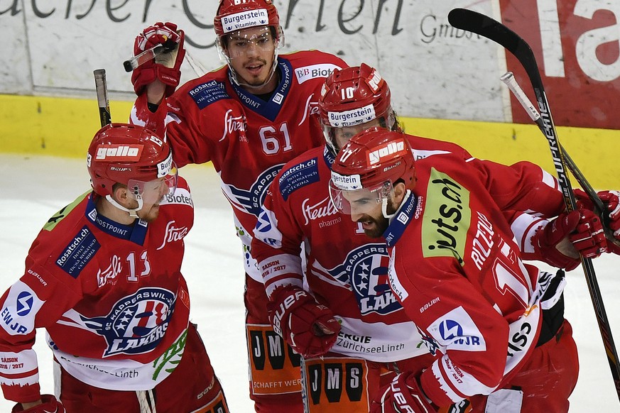 Die Lakers jubeln nach dem 1-0 im sechsten Eishockey Playoff-Finalspiel der National League B zwischen den SC Rapperswil-Jona Lakers und dem SC Langenthal in Rapperswil am Sonntag, 2. April 2017. (KEY ...