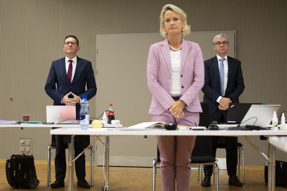 Pirmin Bischof, CVP-SO, Andrea Gmuer, CVP-LU, und Erich Ettlin, CVP-OW, von links, stehen waehrend einer Abstimmung im Staenderat auf, waehrend der ausserordentlichen Session der Eidgenoessischen Raet ...