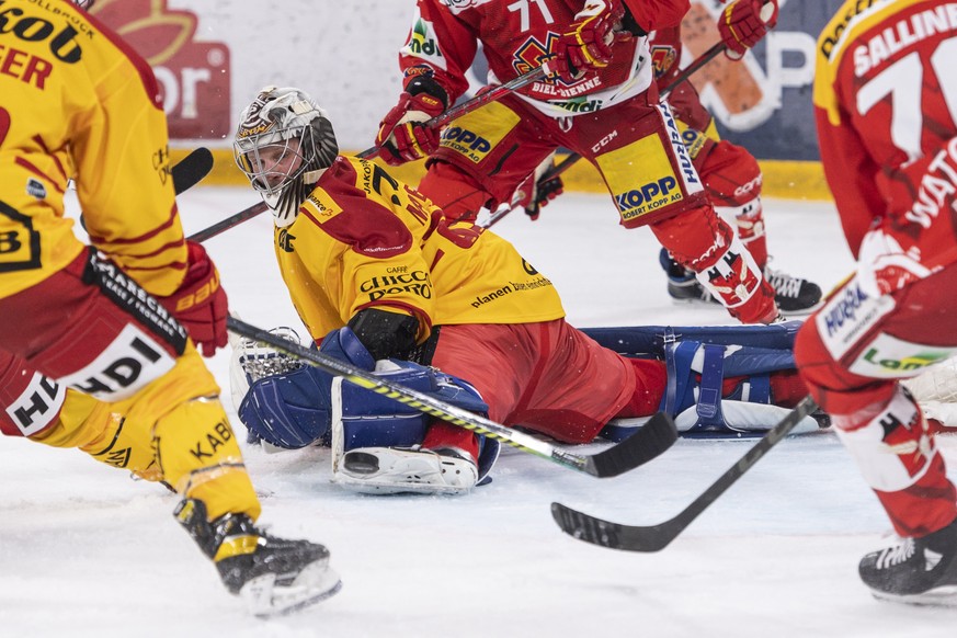 Langnaus Torhueter Robert Mayer, Mitte, schaut dem Puck nach, beim Eishockey Meisterschaftsspiel der National League zwischen dem EHC Biel und SCL Tigers, am Samstag, 25. September 2021 in der Tissot  ...