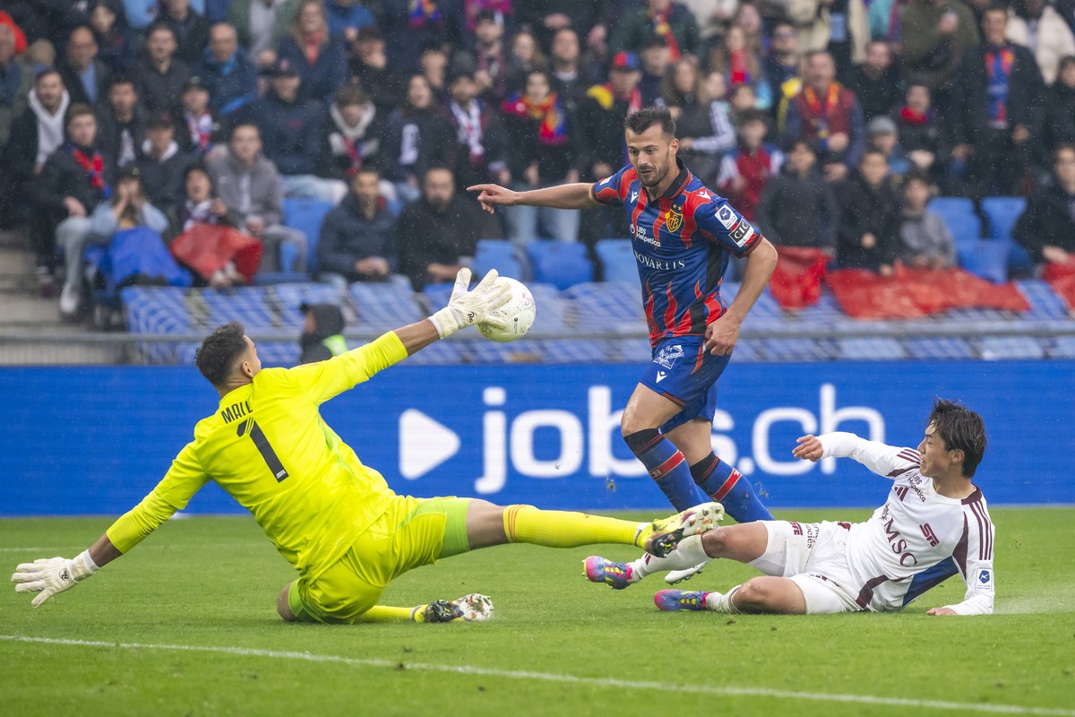 Albian Ajeti (FCB), Mitte, scheitert an Torhueter Joel Mall (SFC), links, und Keigo Tsunemoto (SFC), rechts, im Fussball Meisterschaftsspiel der Championship Group der Swiss Super League zwischen dem  ...