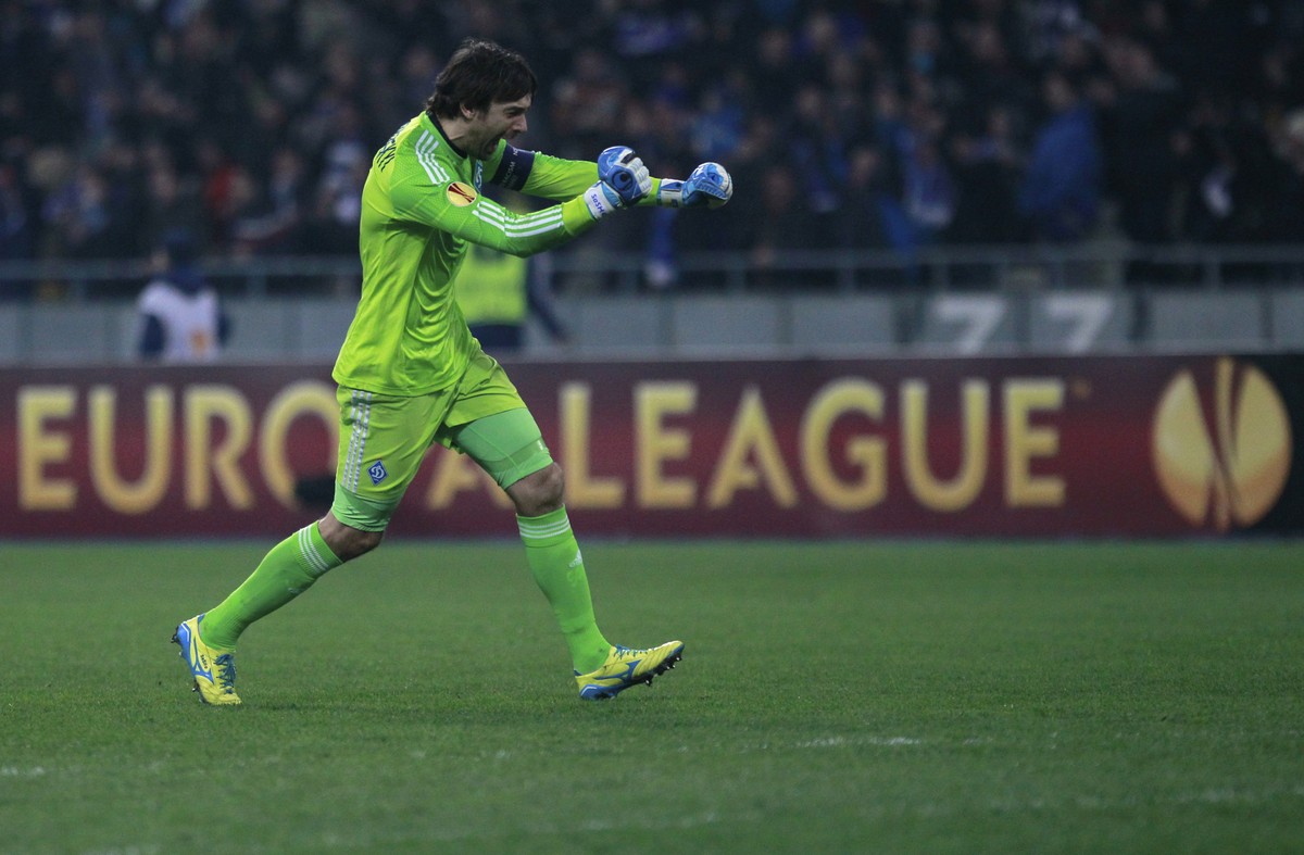 Dynamo's goalkeeper Olexandr Shovkovskiy celebrates his side's goal against Everton during the Europa League round of 16 second leg soccer match between Dynamo Kyiv and Everton at Olimpiyski ...