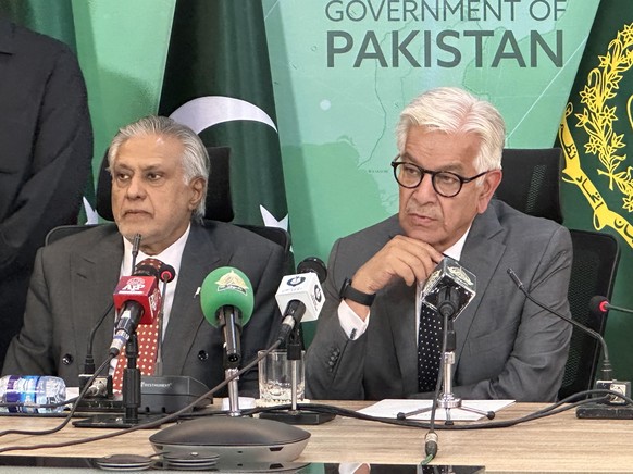 epa12051842 Pakistani deputy prime minister Ishaq Dar (L) and Defense Minister Khawaja Asif talk (R) with journalists during a press conference after tensions over Pahalgam's attack in India, in ...