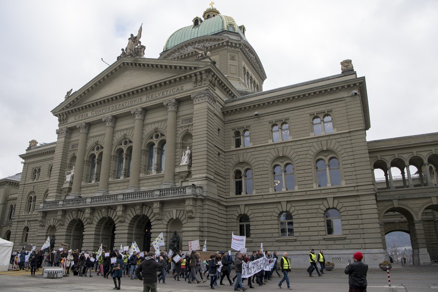 Journalistinnen und Journalisten der Schweizerischen Depeschenagentur SDA (ATS) sowie Gewerkschaftsvertreter demonstrieren gegen den geplanten Stellenabbau, am Dienstag, 30. Januar 2018, vor dem Bunde ...