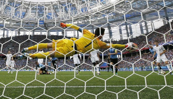 epa06868448 Goalkeeper Hugo Lloris of France makes a save during the FIFA World Cup 2018 quarter final soccer match between Uruguay and France in Nizhny Novgorod, Russia, 06 July 2018.

(RESTRICTION ...