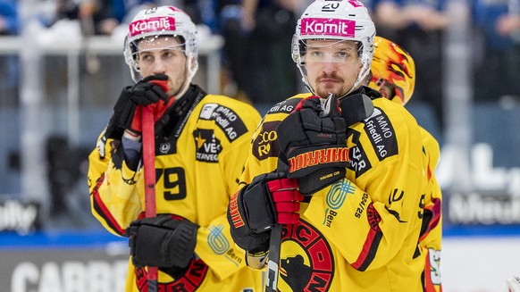 Elvis Schlaepfer (SCB), rechts, und Thierry Bader (SCB), links, reagieren nach zweiten Eishockey Playoff Viertelfinalspiel der National League zwischen dem HC Fribourg-Gotteron und dem SC Bern, am Son ...