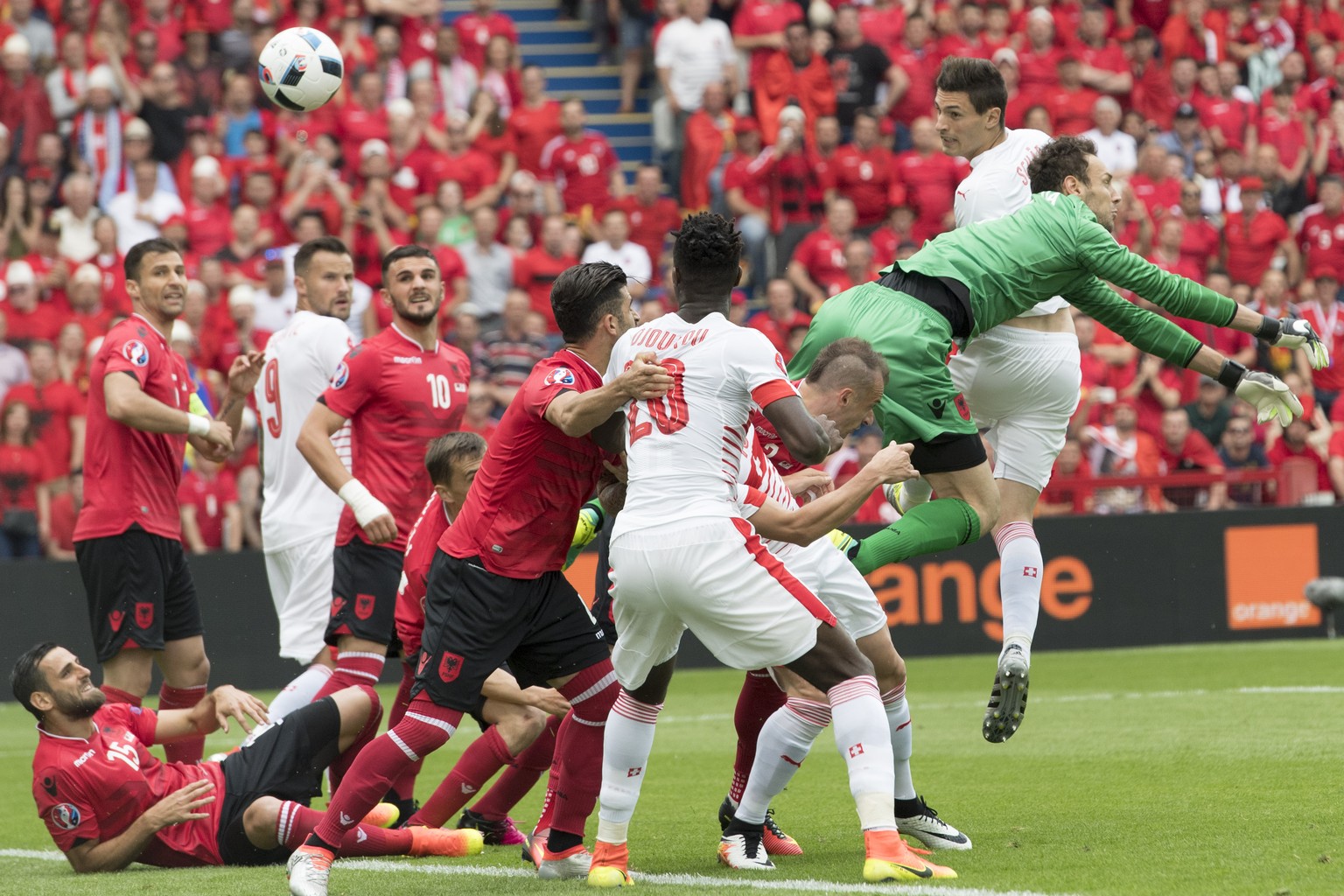 Goalie Berisha hechtet ins Leere, Schär köpft die Schweiz früh in Führung.