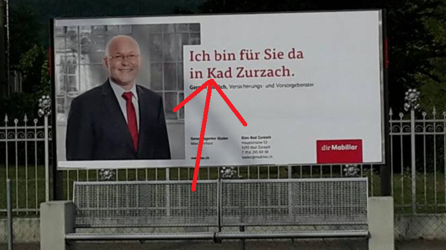 Am Bahnhof in Bad Zurzach hängt dieses Plakat der Mobiliar. Versicherungsberater Gereon Görlich (abgebildet) versichert: Ein Werbegag steckt nicht dahinter.