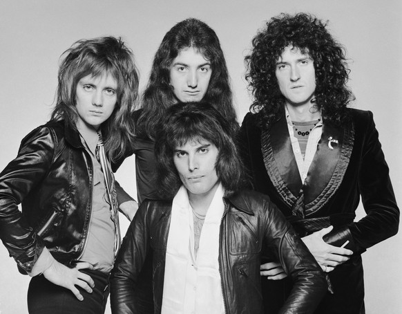 British rock band Queen, circa 1975. Clockwise from front, singer Freddie Mercury (1946 - 1991), drummer Roger Taylor, bassist John Deacon and guitarist Brian May. (Photo by Terry O&#039;Neill/Hulton  ...