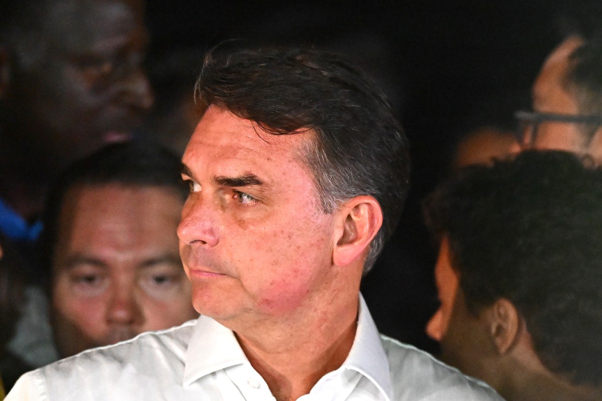 epa13332053 Brazilian presidential candidate Flavio Bolsonaro delivers a speech after the presidential runoff election in Brasilia, Brazil, 25 October 2026. Brazilian President Luiz Inacio Lula da Sil ...