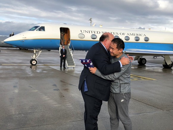 Botschafter Edward McMullen empfängt den freigelassenen Xiyue Wang am Flughafen Zürich.