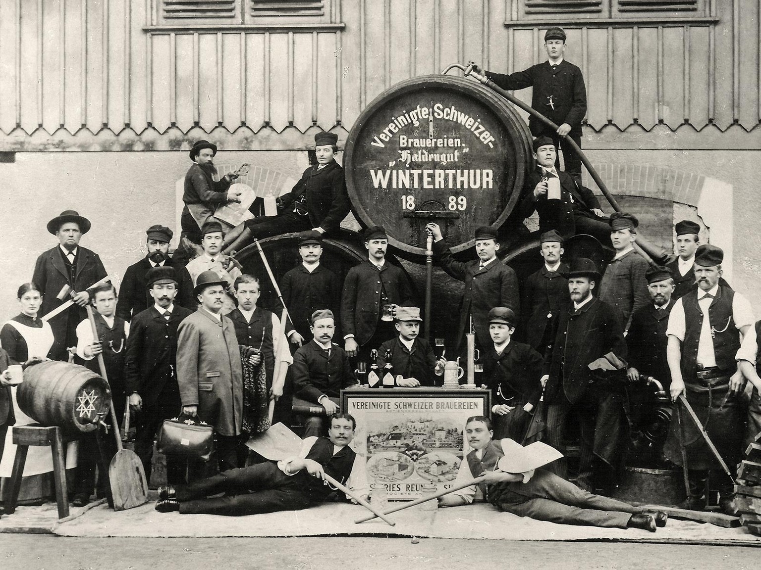 Die Belegschaft der Brauerei Haldengut von 1889. In der Mitte sitzend: Direktor Fritz Schoellhorn.
https://commons.wikimedia.org/wiki/File:A1-2_010_Personal_der_Brauerei_Haldengut_1889_mit_Fischer_Sch ...