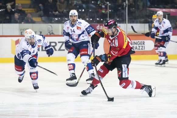 Zuerichs Patrick Geering, links, und Berns Thierry Bader, rechts, kaempfen um den Puck, beim Eishockey Meisterschaftsspiel der National League zwischen dem SC Bern und den ZSC Lions, am Samstag, 5. No ...