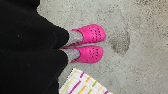 Die Crocs der Baby-Station sind pink. Diejenigen der Quarantänestation giftgrün.