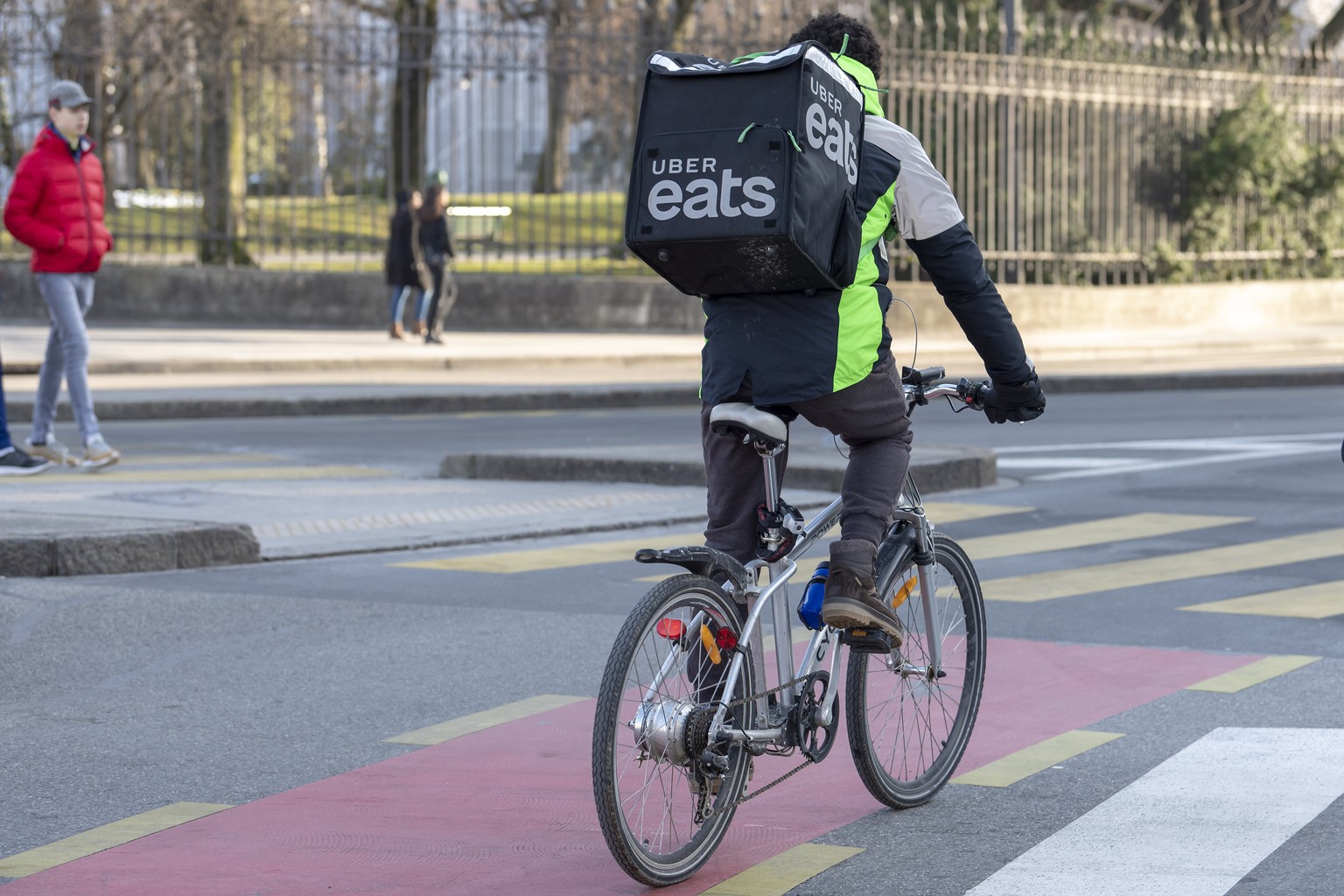 Un coursier a velo de la societe Uber Eats entrain de livrer des repas a domicile, photographie, ce samedi 26 janvier 2019 a Geneve. La livraison de repas par Uber Eats couvre la ville de Geneve et se ...