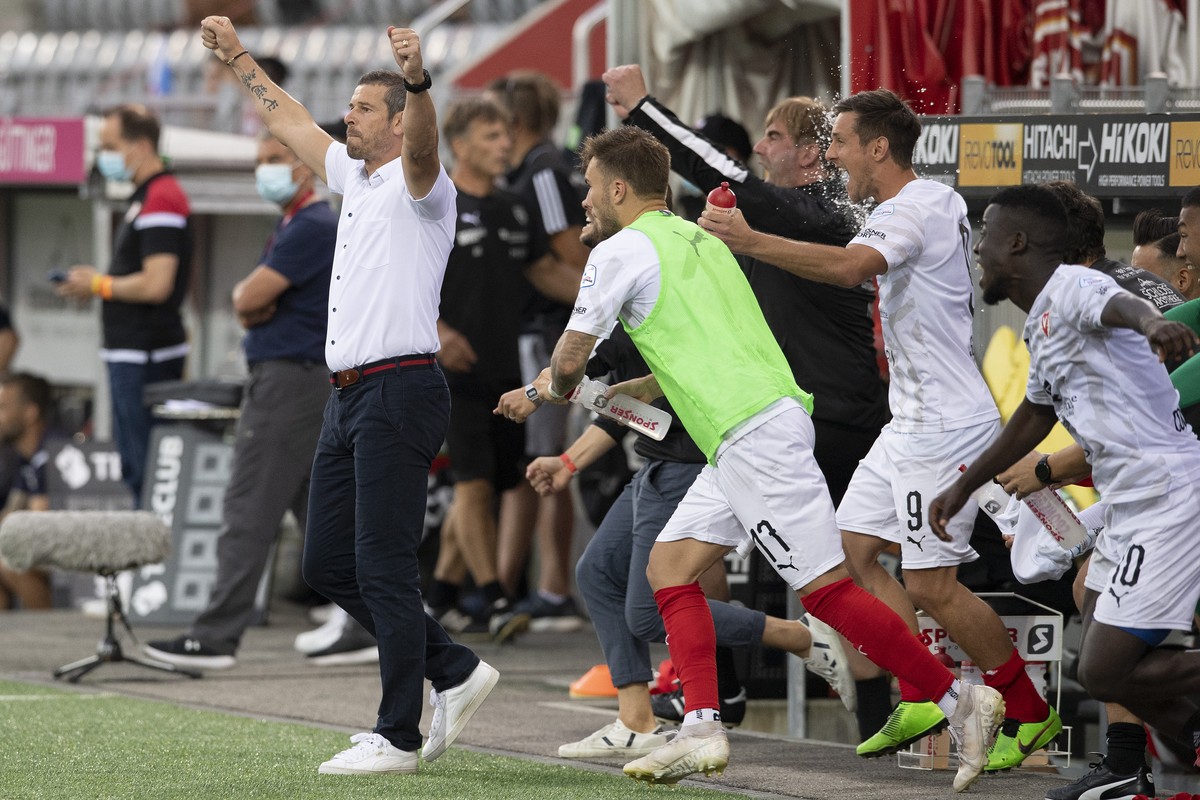 Vaduz' Cheftrainer Mario Frick und seine Spieler feiern den Aufstieg im Fussball Barrage Rueckspiel zwischen dem FC Thun aus der Super League und dem FC Vaduz aus der Challenge League, am Montag, ...