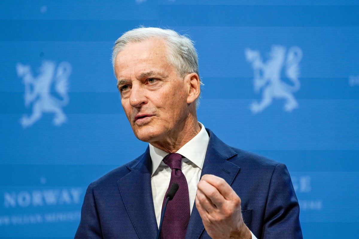 epa11359387 Norway's Prime Minister Jonas Gahr Store announces that the Norwegian Government will recognize Palestine as an independent state from 28 May 2024, at a press conference in Marmorhall ...