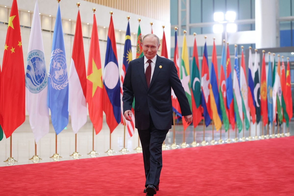 epa12339912 Russian President Vladimir Putin arrives at Meijiang Convention and Exhibition Centre for a ceremony to welcome Heads of States of the SCO (Shanghai Cooperation Organisation) in Tianjin, C ...
