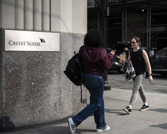 Passantinnen gehen am Gebaeude einer Filiale der Schweizer Grossbank Credit Suisse CS vorbei, am Mittwoch, 24. Mai 2023, an der Madison Avenue in New York, USA. (KEYSTONE/Alessandro della Valle)