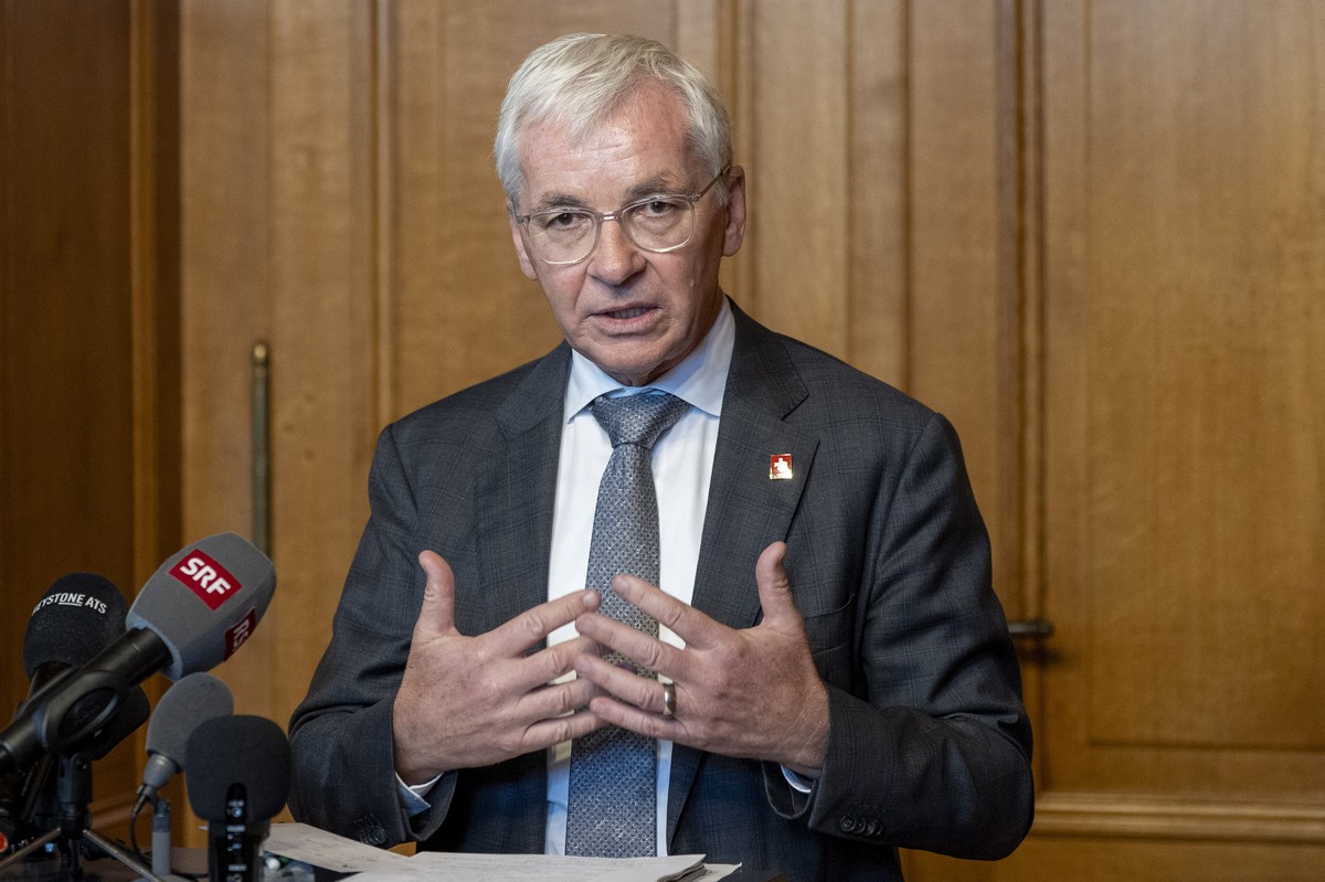 Staenderat Erich Ettlin, Mitte-OW, Praesident von der Kommission fuer Wirtschaft und Abgaben des Staenderats, WAK-S, spricht an einem Point de Presse, am Montag, 31. August 2026 in Bern. Die Kommissio ...