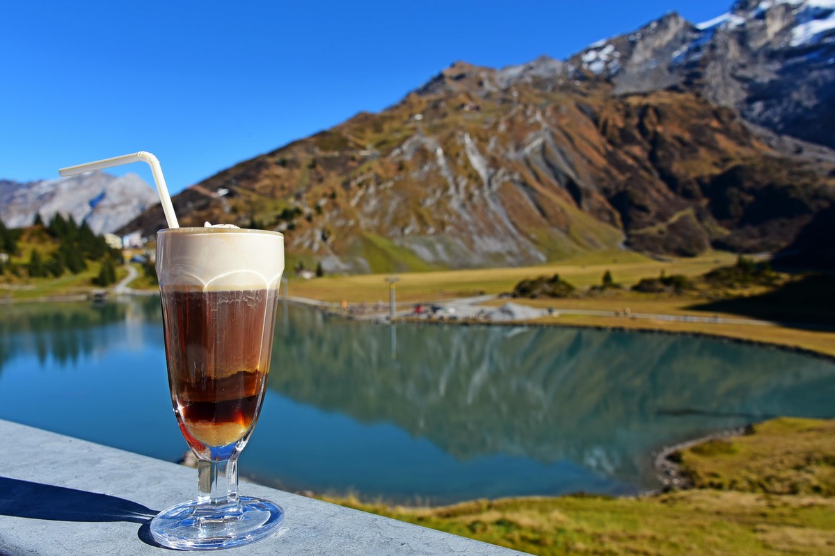 Das Ziel des Gasthaus-Wanderers. Eine Terrasse mit schöner Sicht, dazu was zu trinken.