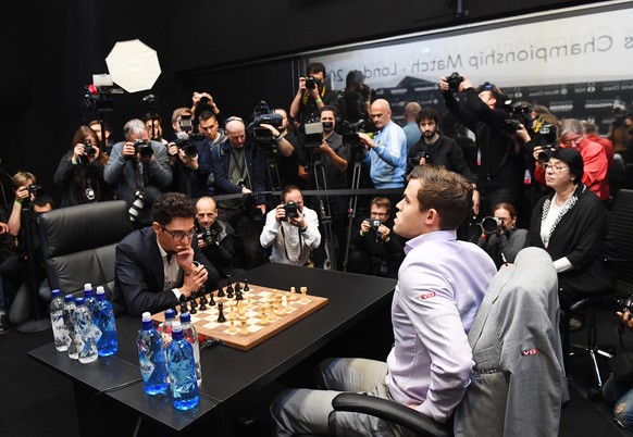 epa07195052 Norway's World Chess Champion Magnus Carlsen (R) plays against US challenger Fabiano Caruana (L) at the tie-break game during the World Chess Championship 2018 in London, Britain, 28 November 2018.  EPA/FACUNDO ARRIZABALAGA