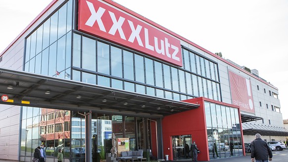 XXXLutz ist auf Einkaufstour in der Schweiz.