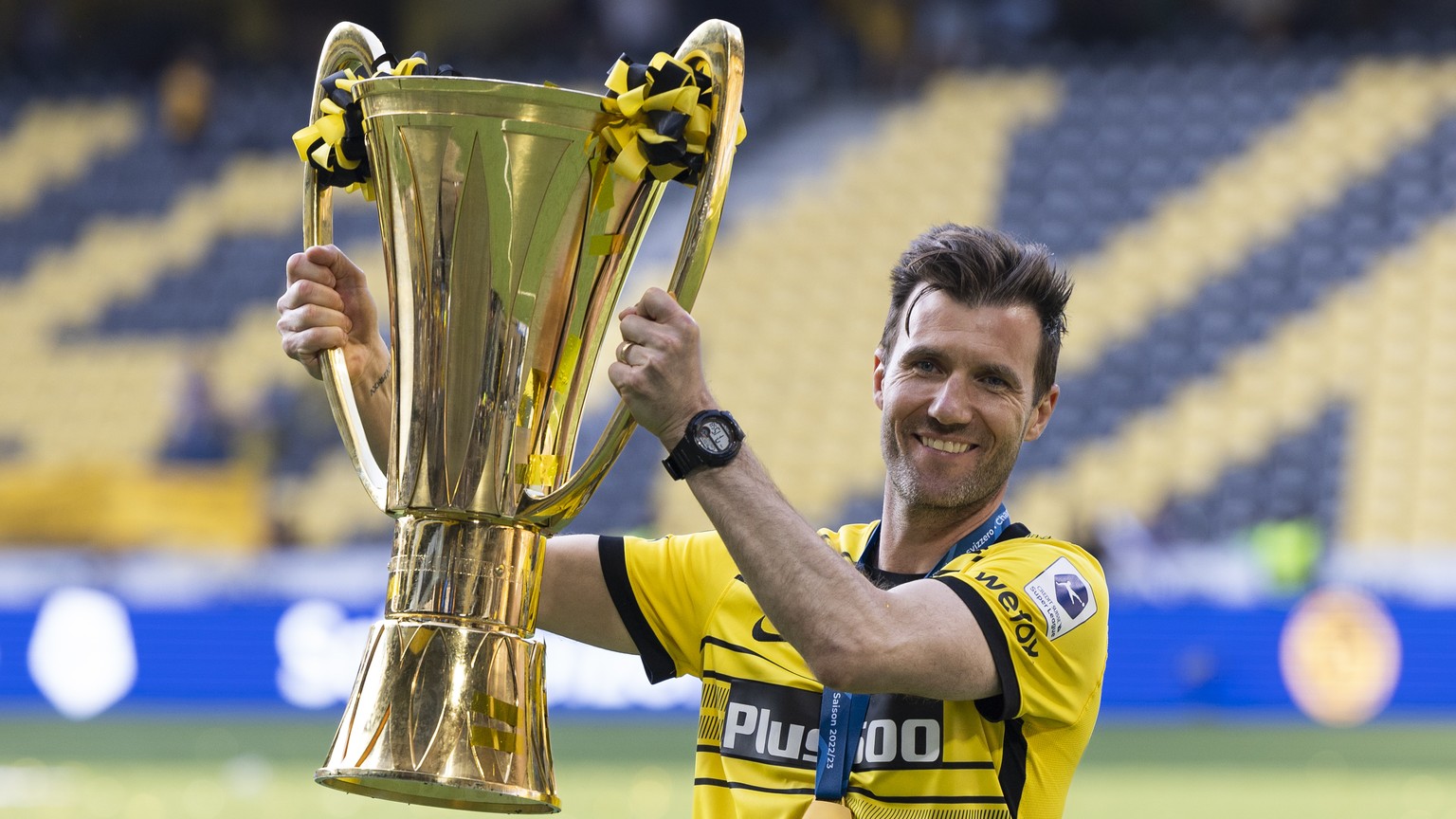 YBs Trainer Raphael Wicky posiert mit dem Meisterpokal, nach dem Super League Spiel zwischen dem BSC Young Boys Bern und dem FC Winterthur, am Montag, 29. Mai 2023 im Stadion Wankdorf in Bern. (KEYSTO ...