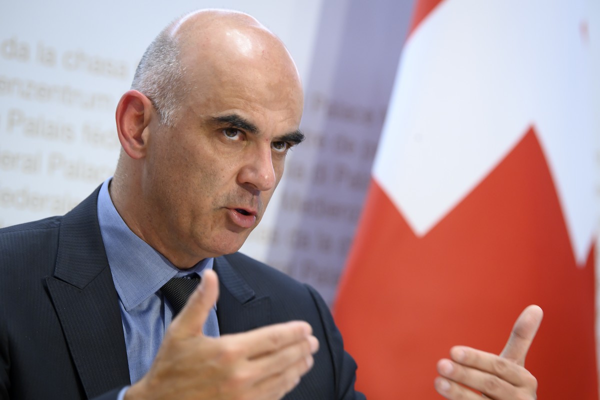Bundesrat Alain Berset spricht waehrend einer Medienkonferenz ueber die neusten Entscheide des Bundesrates zur Coronavirus-Pandemie, am Freitag, 24. September 2021, im Medienzentrum Bundeshaus in Bern ...