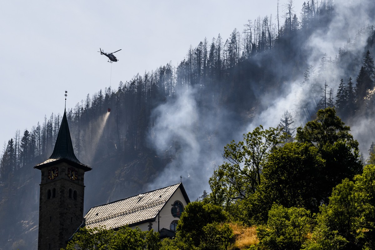 Un helicoptere de la compagnie Air Zermatt, verse de l'eau pour eteindre les foyers dans la foret au-dessus des communes de Bitsch et Ried-Moerel le jeudi 20 juillet 2023 depuis Moerel Filet. Six ...