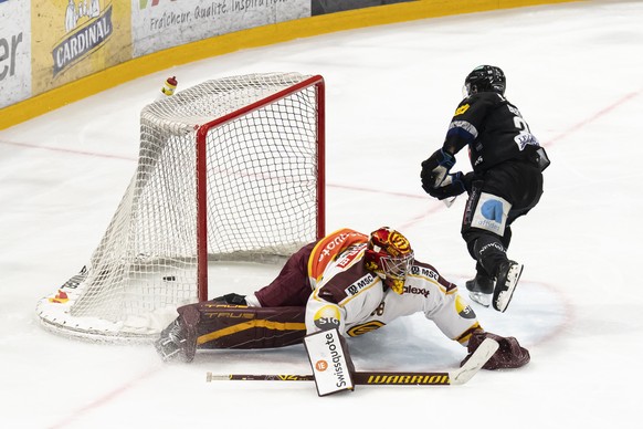 Christoph Bertschy (HCFG), rechts, schiesst ein Tor zum 2-1 gegen Torhueter Stephane Charlin (GSHC), links, im ersten Playoff-Halbfinalspiel der National League zwischen dem HC Fribourg Gotteron und d ...