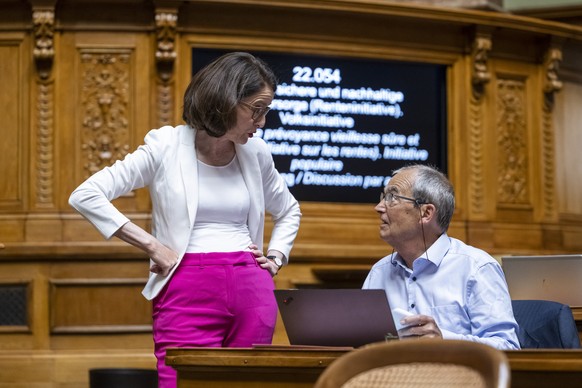 Susanne Vincenz-Stauffacher, FDP-SG, links, diskutiert mit Kurt Egger, GP-TG, an der Sommersession der Eidgenoessischen Raete, am Dienstag, 13. Juni 2023 im Nationalrat in Bern. (KEYSTONE/Alessandro d ...