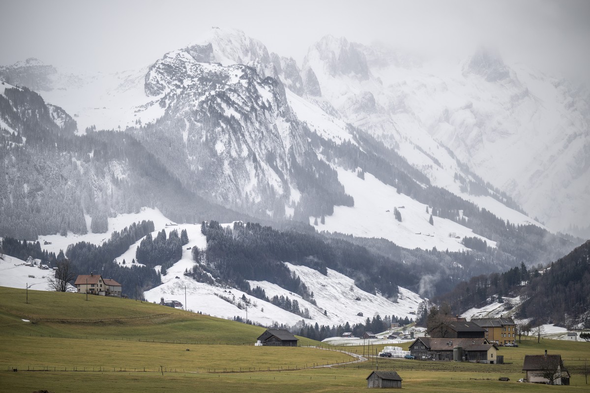 KEYPIX - Bauernhaeuser vor dem frisch verschneiten Alpstein, aufgenommen am Montag,16. Februar 2026, in Appenzell. KEYSTONE/Gian Ehrenzeller)