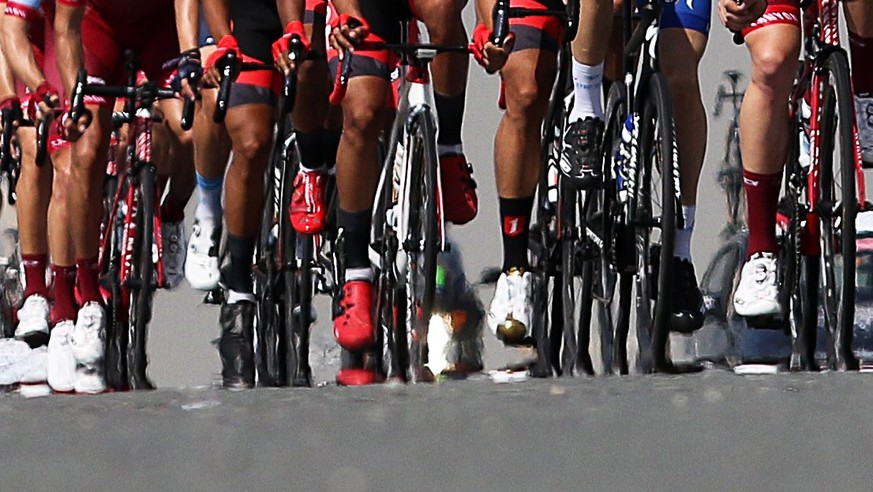 epa06499870 The peloton is on the way during the first stage of the Dubai Tour 2018 cycling race over 167km from Skydive Dubai to Palm Jumeirah in Dubai, United Arab Emirates, 06 February 2018. EPA/MA ...