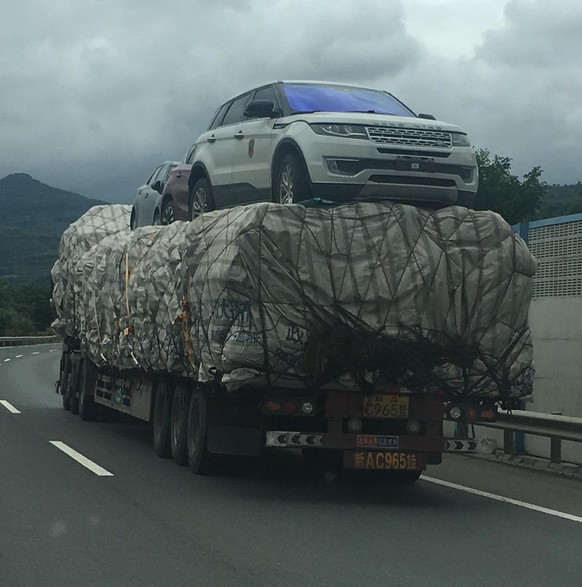 Auto auf Lastwagen